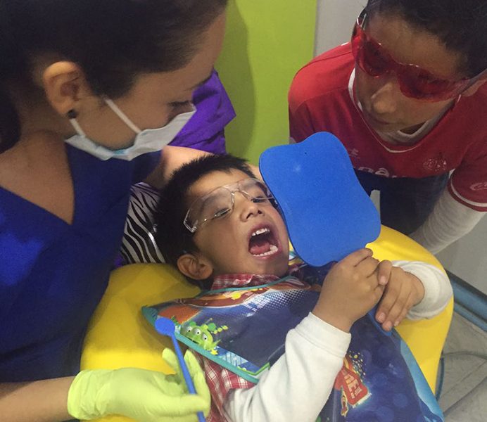 Dentista de niños en CDMX atendiendo paciente infantil