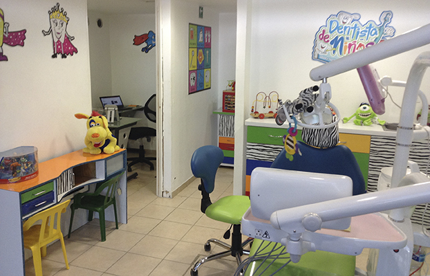 Dentista para niños atendiendo paciente infantil